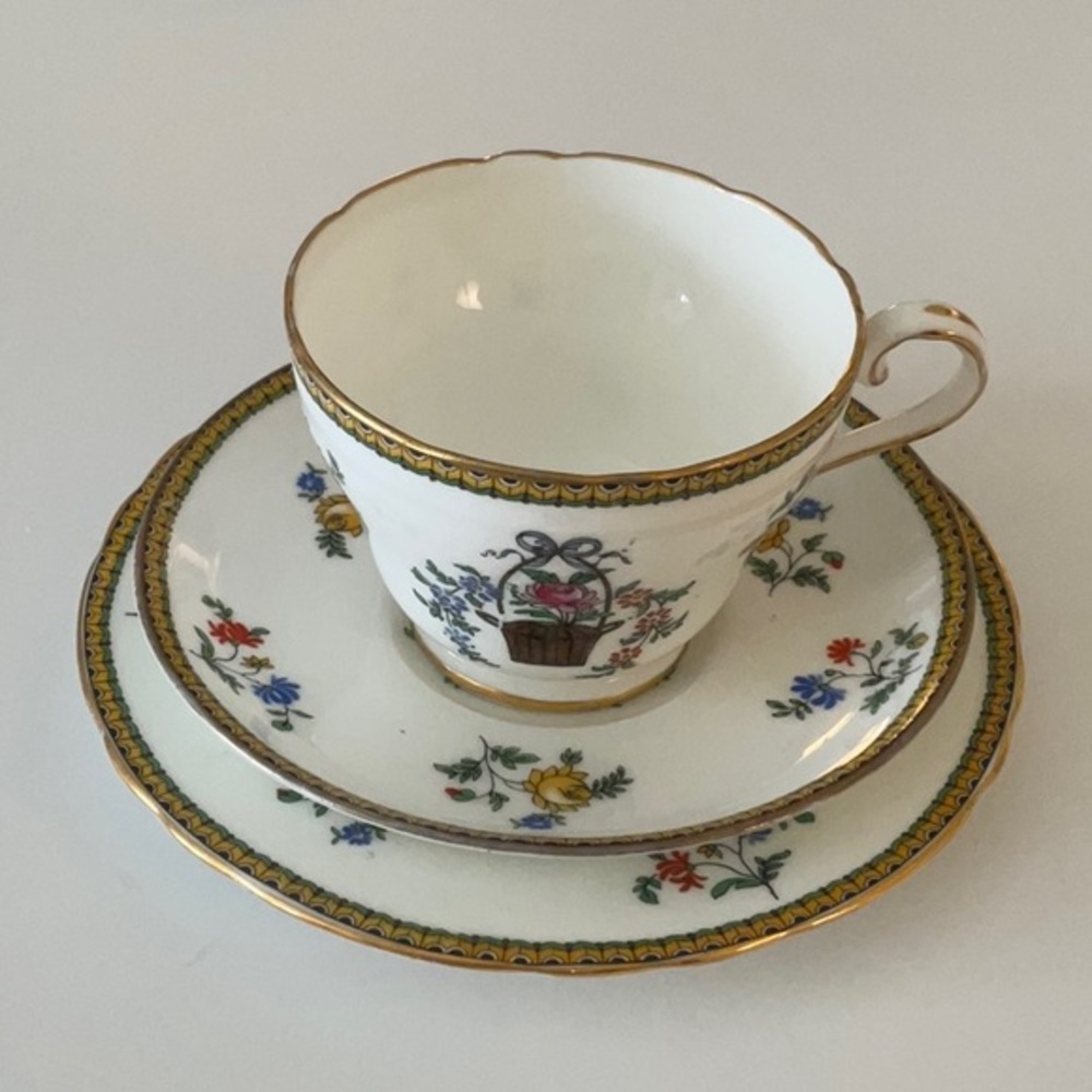 Aynsley China Flower Basket pattern, bread/butter plate, teacup/saucer - Picture 2 of 10